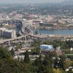 Marquam桥与Willamette河：初秋，从Marquam山缆车站向下鸟瞰。