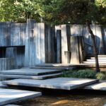 凯勒广场（Ira Keller Fountain）：面积不大，整体东西约75米，南北约70米，下沉部分不到总面积一半，即2500平米左右；由于下沉和密集的植被，每天只有很短的时间有斑驳的阳光照进来，和石材丰富的纹理混在一起，在配上隆隆的水声，真有种丛林深处的感觉。