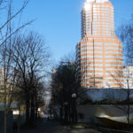 三街步道北望：少了夏秋丛林般的感觉，Koin Center反射出道道光柱。