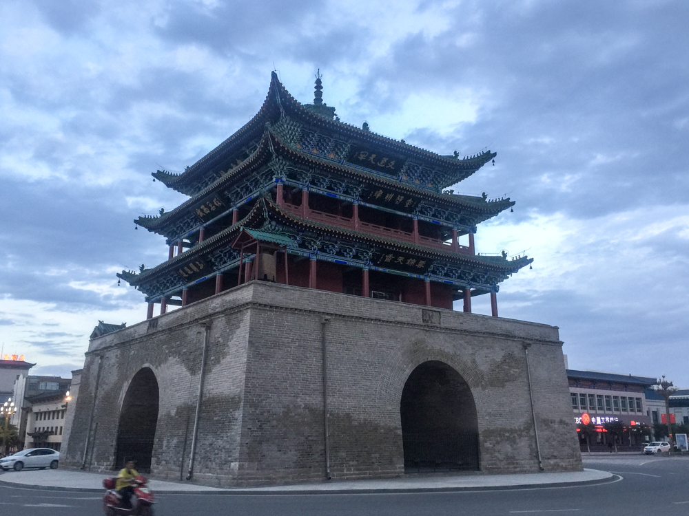 傍晚时分,从南街望钟鼓楼