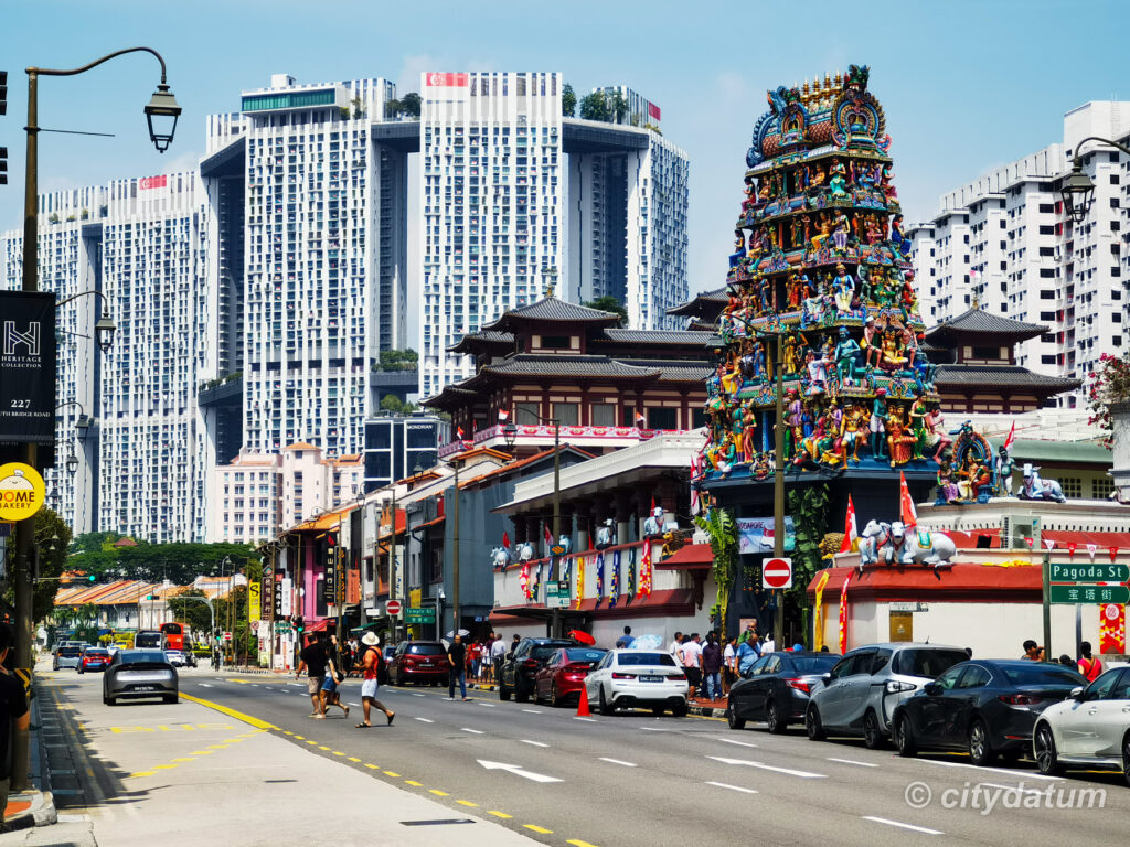 印度教寺庙、佛教寺庙并排而立,附近还有一个回教堂,远景是50层的达士岭组屋,各种各样的混搭组合在新加坡并不少见。