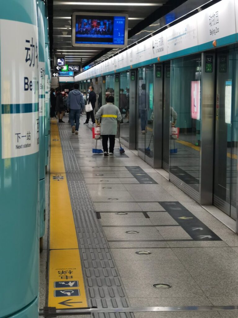 2021年地铁站的样子