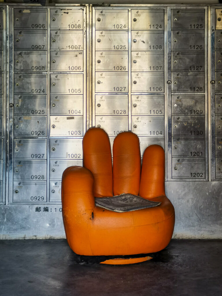 图5：楼门口摆放的古怪沙发（2022年1月作者拍摄于北京某小区）