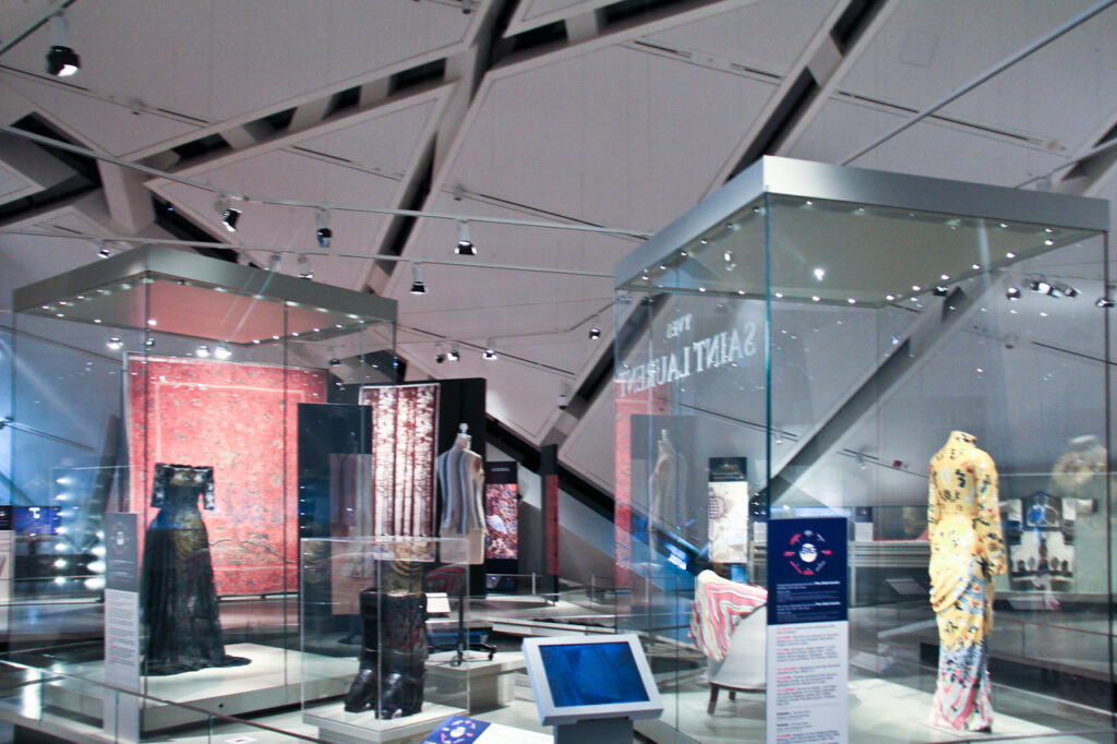 图6: 塞满展品的白色大厅 by Reiziuh