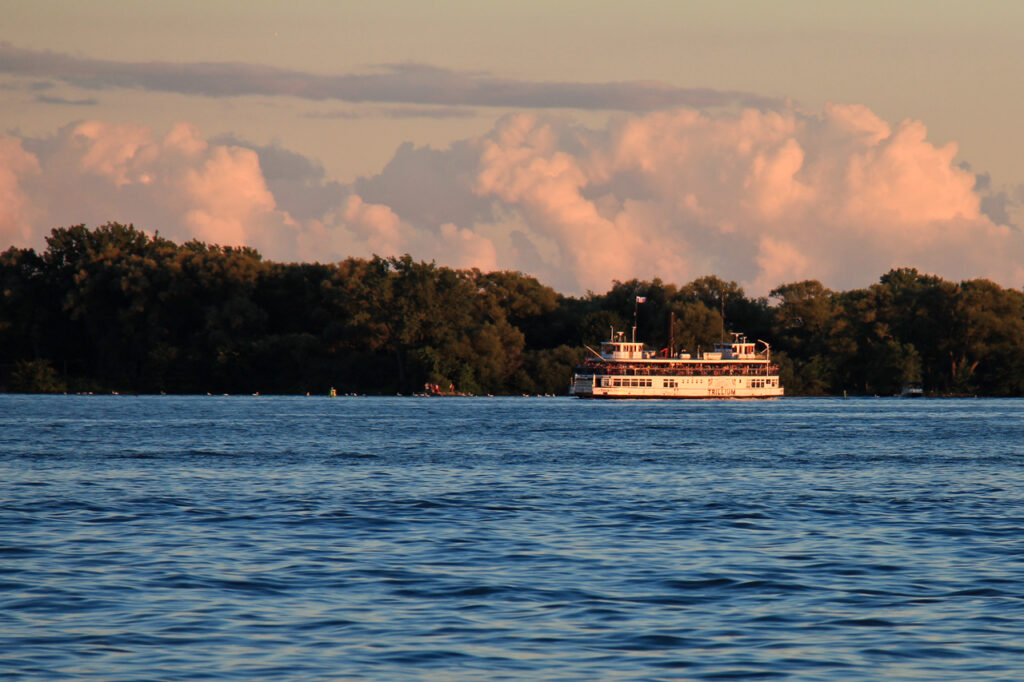 图17: 夕阳下的 Trillium 号渡轮 by Reiziuh