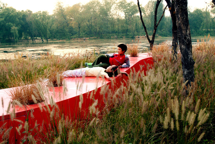 图9：秦皇岛红丝带公园，躺平没什么不可以（图片来自 ArchDaily）