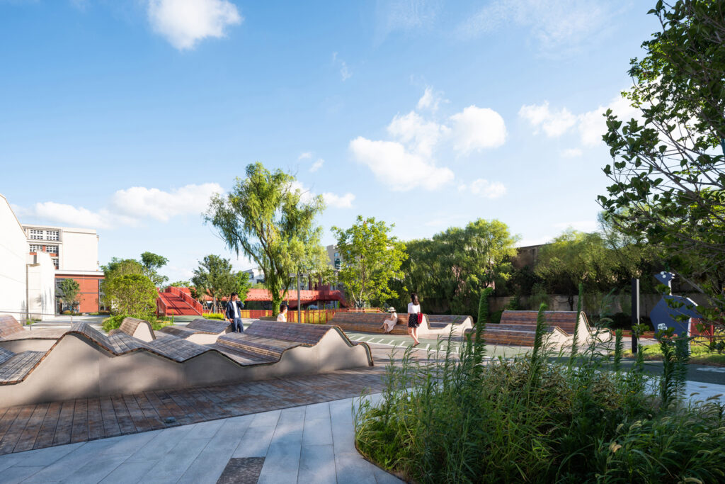 图14：上海闵行横泾港东岸滨水空间，波浪形可做可躺的公共座椅（图片来自 ArchDaily）