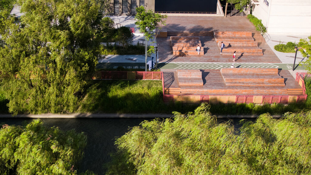 图15：上海闵行横泾港东岸滨水空间，小广场鸟瞰（图片来自 ArchDaily）