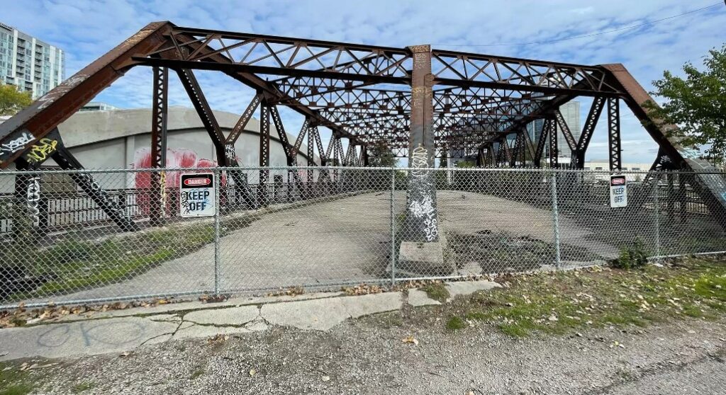 图1：即将被拆除的多伦多东大街桥（图片来自 Space Magazine）