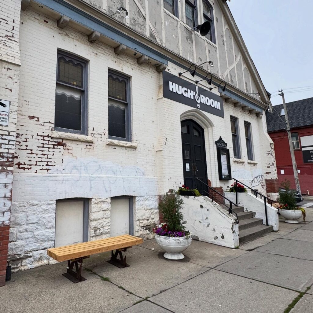 图3：被音乐酒吧认养后放置于街边（图片来自 Space Magazine）