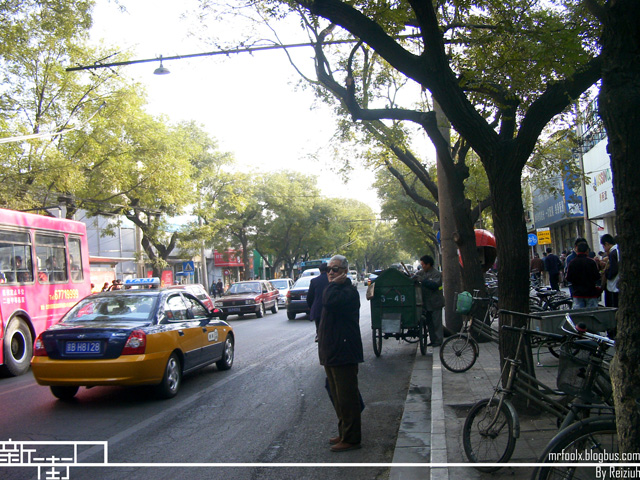 人车混行，交通极其拥堵。