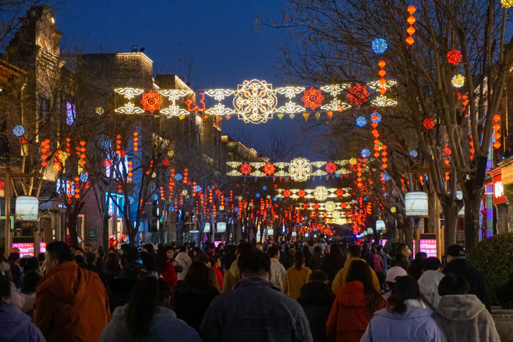 张灯结彩、人山人海的前门大街