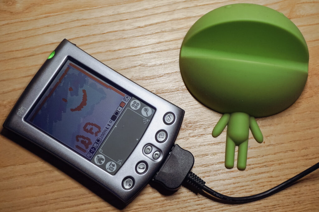 Palm 怀旧，MeoPaint 随手涂抹界面，和 Android 手机支架在一起，看起来还挺搭